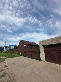 Продам дом с Бесколь комерческим помещением