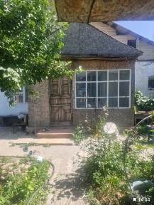 Дом зимний, есть второй этаж летний, все насаждения. Летняя кухня гараж.