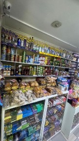 Продается продуктовый магазин жилыми комнатами в центре города.