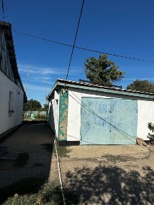Продам дом в поселке Кенгир есть гараж огород сараи
