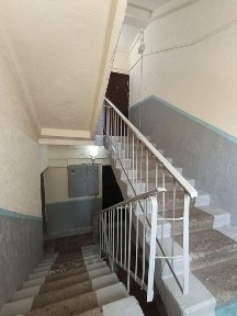 1-комн кв 8 мкр, вдоль дороги, улучш