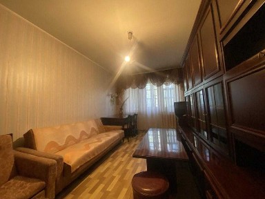 -Продам 2-х комнатную в зеленом районе, по улице Строителей! Этаж 3!
