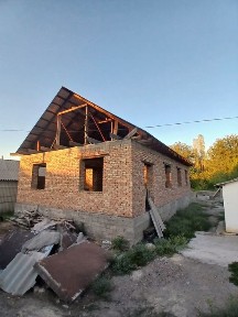 Продаю кирпичный дом с времянкой
