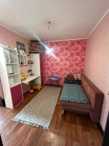 Продам 3х комн квартиру 50м2 на 8 мкр НЕУГЛОВАЯ
