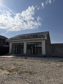 Сдаётся в аренду просторное коммерческое здание.