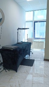 Сдам кушетку с лампой и помощником в БЦ