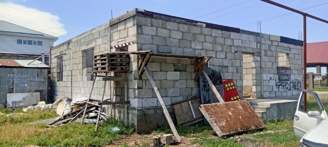 Продам дом недостроенный угловой
