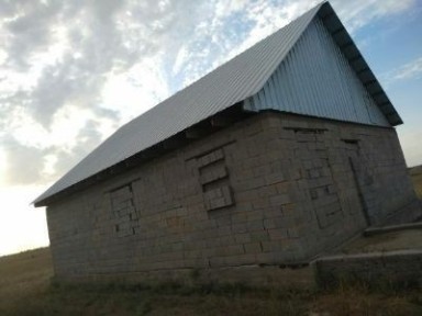 Продается дом. Фундамент крепкий.