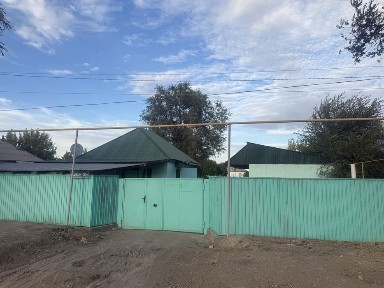 4 бөлмелі үй, есік алдында 1 бөлмелі времянкасы бар үй сатылады.