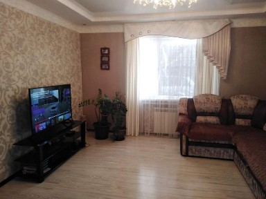 2 кирп. дома по 110 кв. м в 1 дворе. р-н Белая казарма