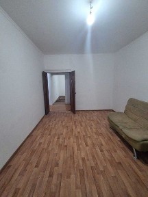 2-комнатная кв. на 2-этаже, в 10-мкр-не, улуч. пл. не угловая