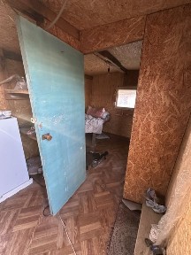 Колесный вагончик в хорошем состояний утепленый две комнатв