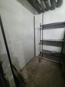 Продам кладовку 3,5 м², готовая с полками