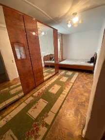 Аксай 1 үй жалданады. 80.000тг+ ком услуг.