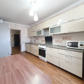 Продам 3х кв. в 12 мкр, кирпичный дом.