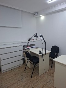 Кресло для маникюра и педикюра в действующем салоне красоты
