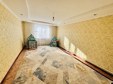 Сарытауда үй сатылады. Бес соток жерде екі үй бар.