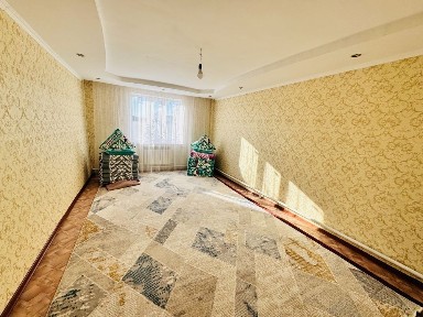 Сарытауда үй сатылады. Бес соток жерде екі үй бар.