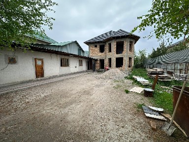 Жилой дом с земельным участком
