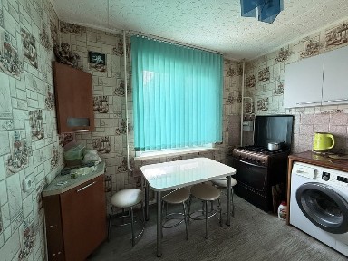 1 комнатная, НОВОЙ ПЛАНИРОВКИ, с мебелью и техникой, район ст Карасай.