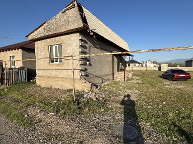 Үй сатылады 9 соттық жерімен