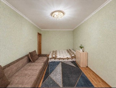 -ПРОдам 2 комн на 5 микр-не. Этаж средний! Не угловая!