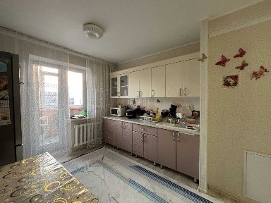 Продам 4х комнатную квартиру в 7 микрорайоне рядом 10 школа, Дет сады