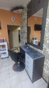 Сдаются кресло парикмахера, стол для маникюра, кушетка