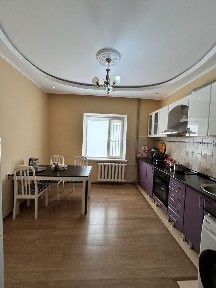 Продается 4 - комнатная квартира в Центре города по мкр. Шашубая 4
