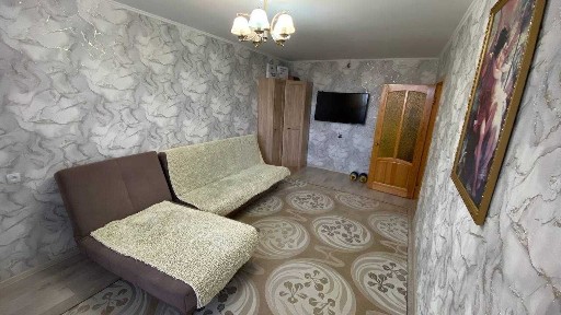 Продам 2 - ком. квартиру, 20 мкрн, 2 этаж, новая планировка