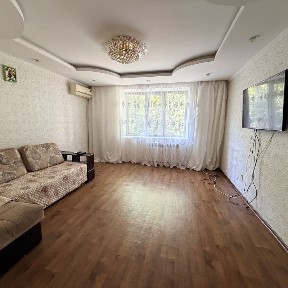 Сдам 2х комн квартиру Семейнным на Длительный срок! В 6микр. 2/5этаж.