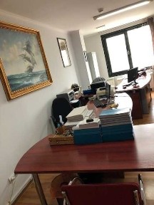 Рабочий коворк стол в кабинете 25 кв. м адвокату, переводчику, юристу