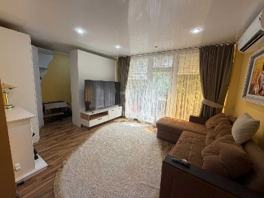 Продаётся светлая, уютная и просторная кв. в 7-м 20 дом с двориком.