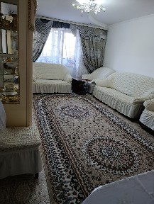 Продаётся 4 комнатная квартира 3/5 этаж, середина, распашонка.
