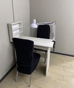 Маникюрный стол в аренду в салоне красоты