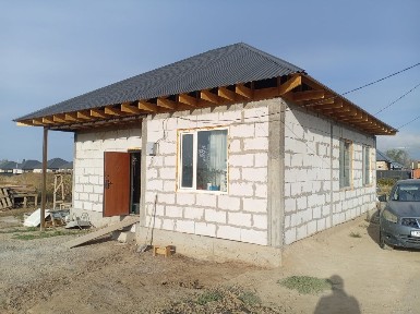 Үй Цоннан төмен, ул Саржайлау жакта. Үй толық битпеген, Есыктын алдын