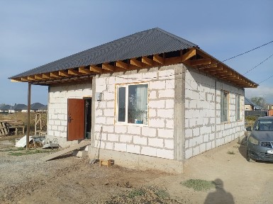 Үй Цоннан төмен, ул Саржайлау жакта. Үй толық битпеген, Есыктын алдын