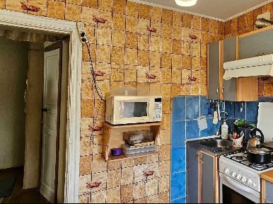 Комарова 3 ком. на 2 этаже 61 кв