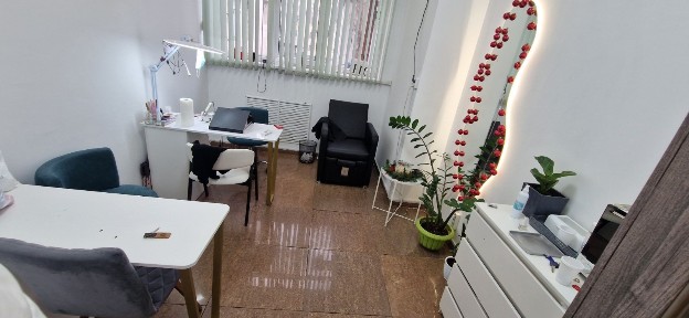 Сдам в аренду место в кабинете. под маникюрный стол.