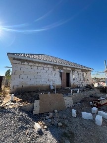 Продаю два дома в одном участке в одном живем второй строим