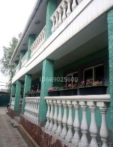 Продается дом. Все коммуникаций, гараж, баня, четыре времянки.