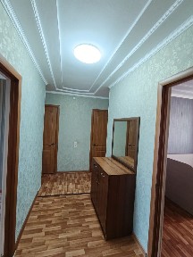 Сдам 3 к кв., на длит срок, на 5/9 кирп д., р-н Сазда 180 тыс+ ком усл