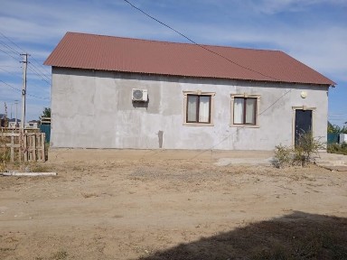 Жаңаталап ауылында үй сатылады. Үй тыныш әрі жайлы жерде орналасқан.