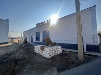 Үш үлкен бөлмесі бар бизнеске ғимарат жалға беріледі!