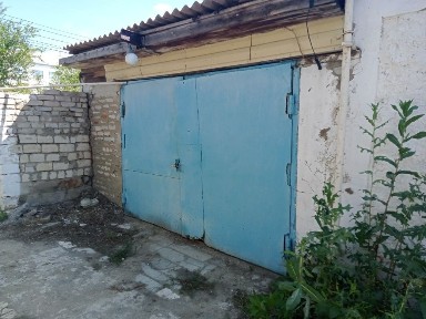 Дом старый с центральной отоплением.