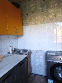 Сдам двухкомнатную в 18 мкр длительно