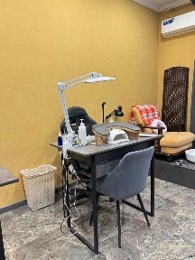 Стол маникюр в салоне
