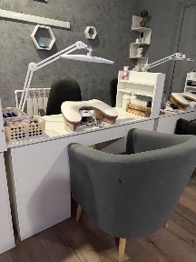 Сдам стол для маникюра и кушетку для лэшмекера