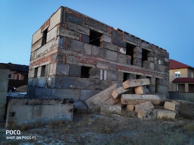 Продам недостроенный дом с земельным участком