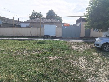 Уй сатылады Казыгурт е/м, орталыгында.